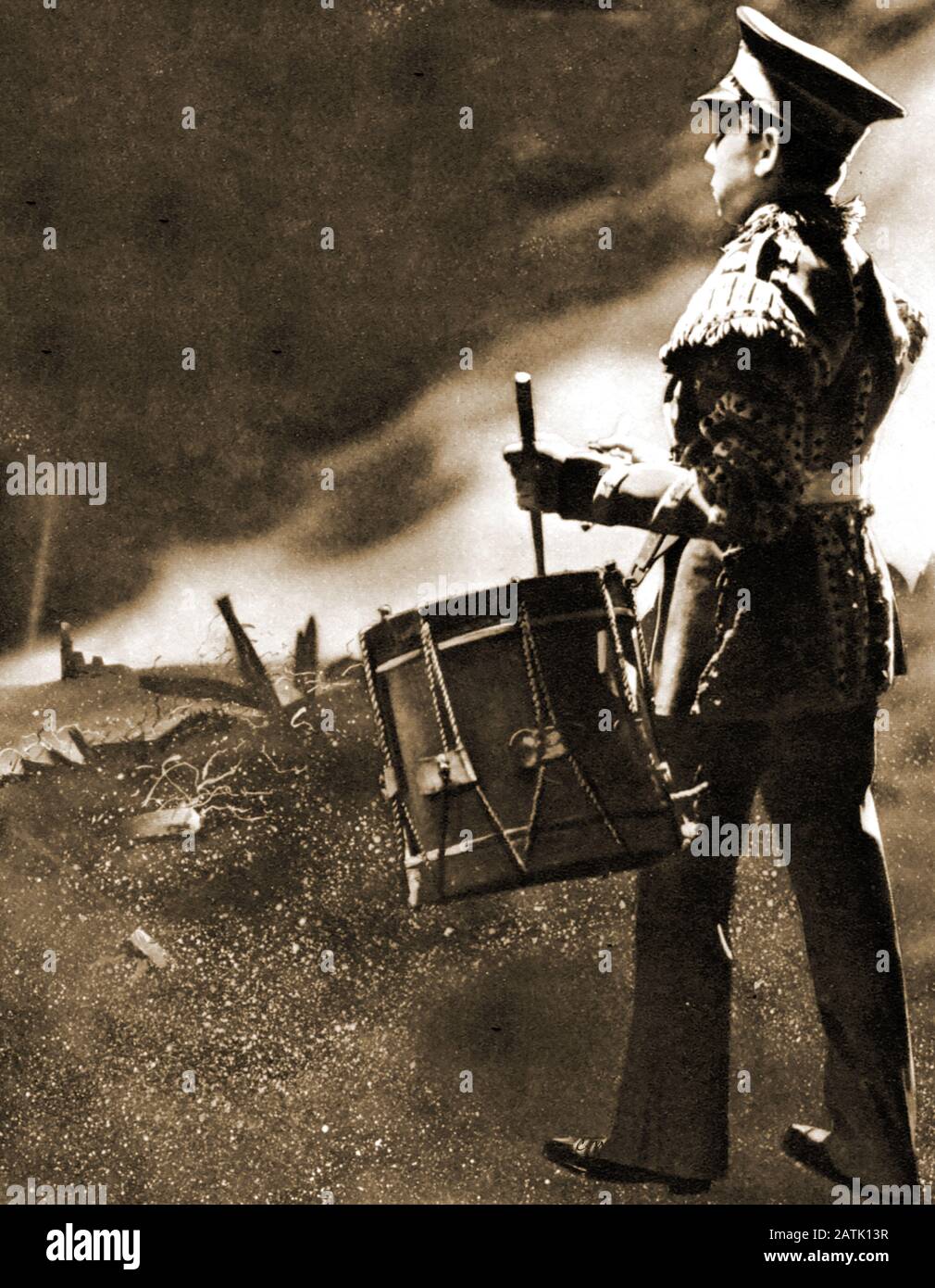 Drums of War - A  poignant image of a WWI British army drummer boy ,1914 - 1918. The youngest drummer boy was said to be Nathan Futrell (1773–1829) who joined up for the the American War of Independence ( North Carolina Continental Militia ) aged. 7 Stock Photo