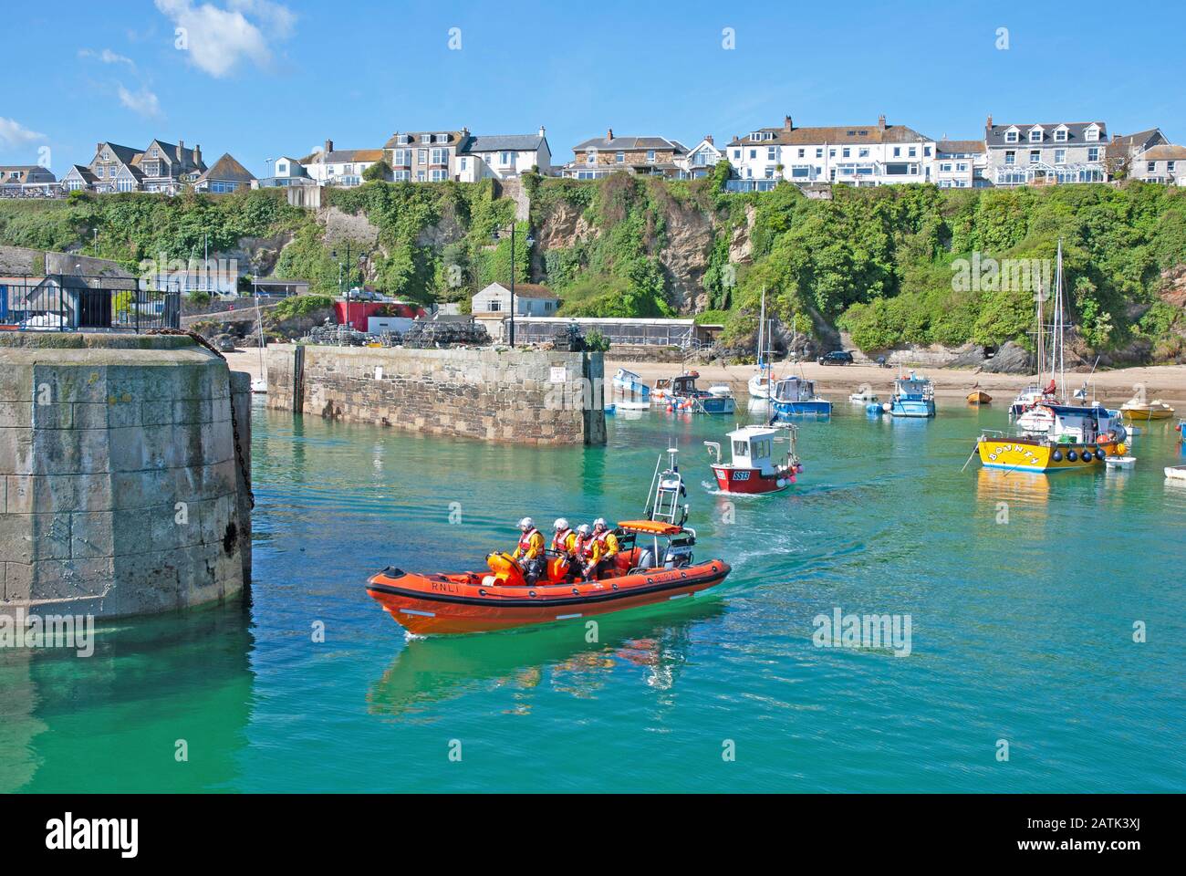 rnli-crew-leaving-the-harbour-in-an-inshore-lifeboat-newquay-north