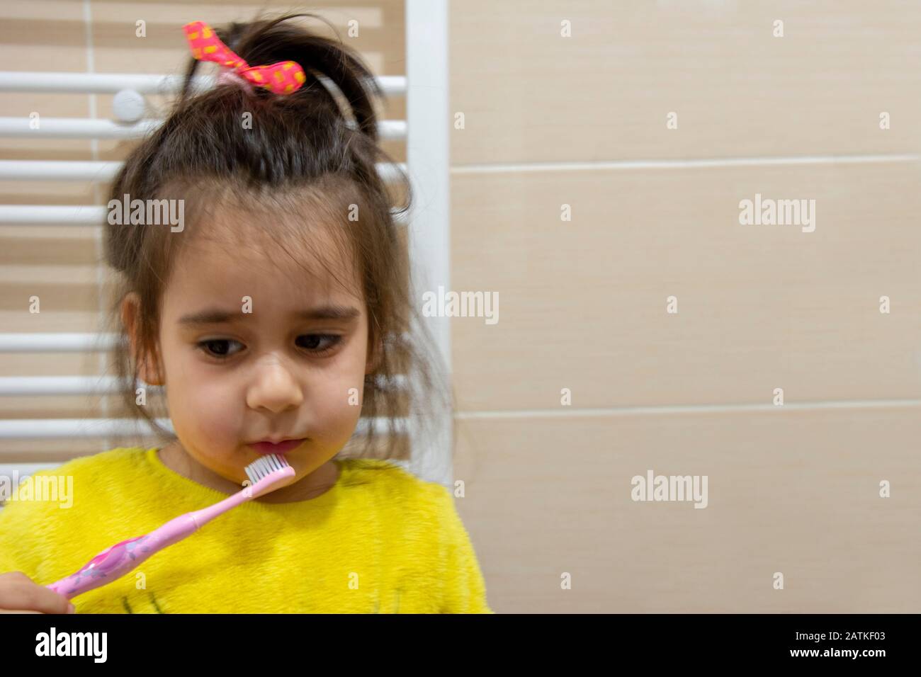 Little girl doesn't want to brush her teeth Stock Photo Alamy