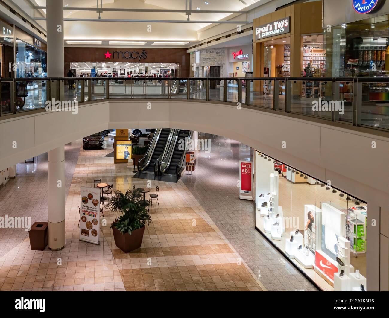 Shopping mall interior night hi-res stock photography and images - Page 3 -  Alamy