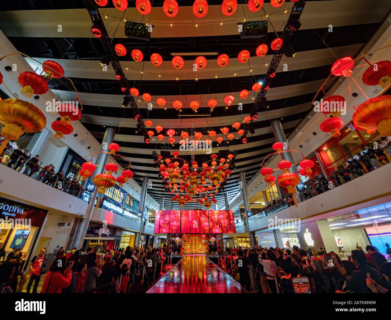 fashion show mall hours july 4th
