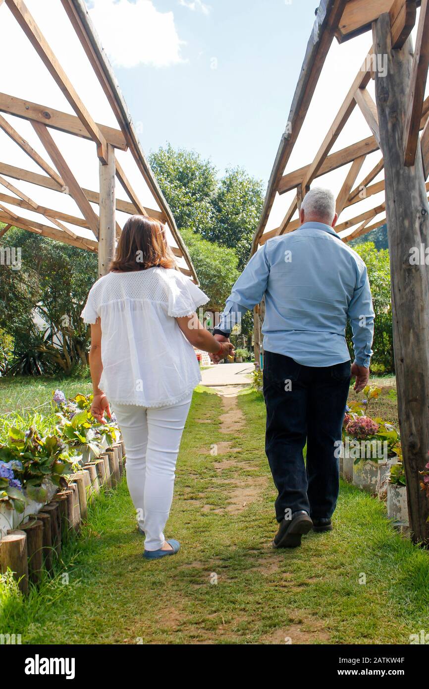 Elderly couple walking hand in hand hi-res stock photography and images ...