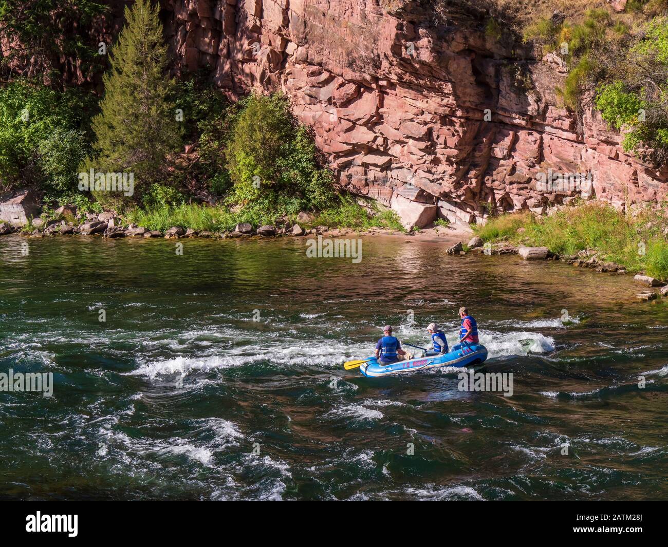 rafters-tackle-a-rapid-green-river-little-hole-trail-ashley-national