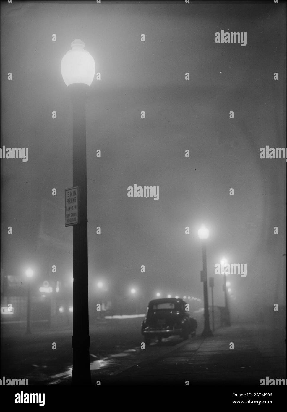 1940s night street scene new hi-res stock photography and images - Alamy