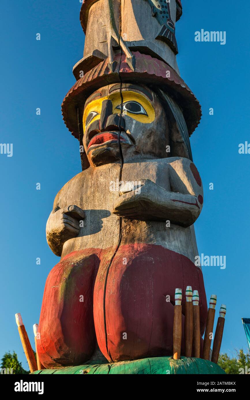 Wooden totem pole sculpture blue hi-res stock photography and images - Alamy