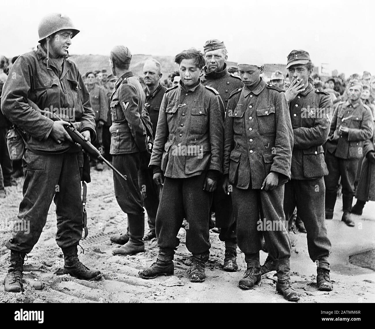 Рота сдалась в плен. Солдат вермахта Нормандия 1944. Группа пленных немцев 1945. Солдаты вермахта Западный фронт 1944. Арденны 1944 Гитлерюгенд.