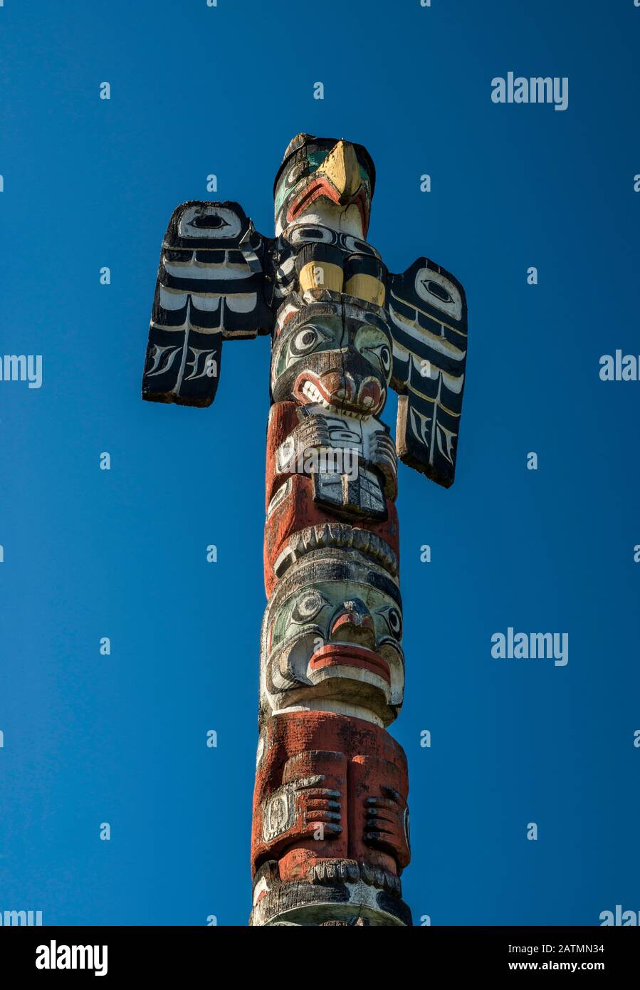 Thunderbird on top of Kwakwaka'wakw Heraldic Pole, 1953, at Thunderbird Park, Victoria, Vancouver Island, British Columbia, Canada Stock Photo