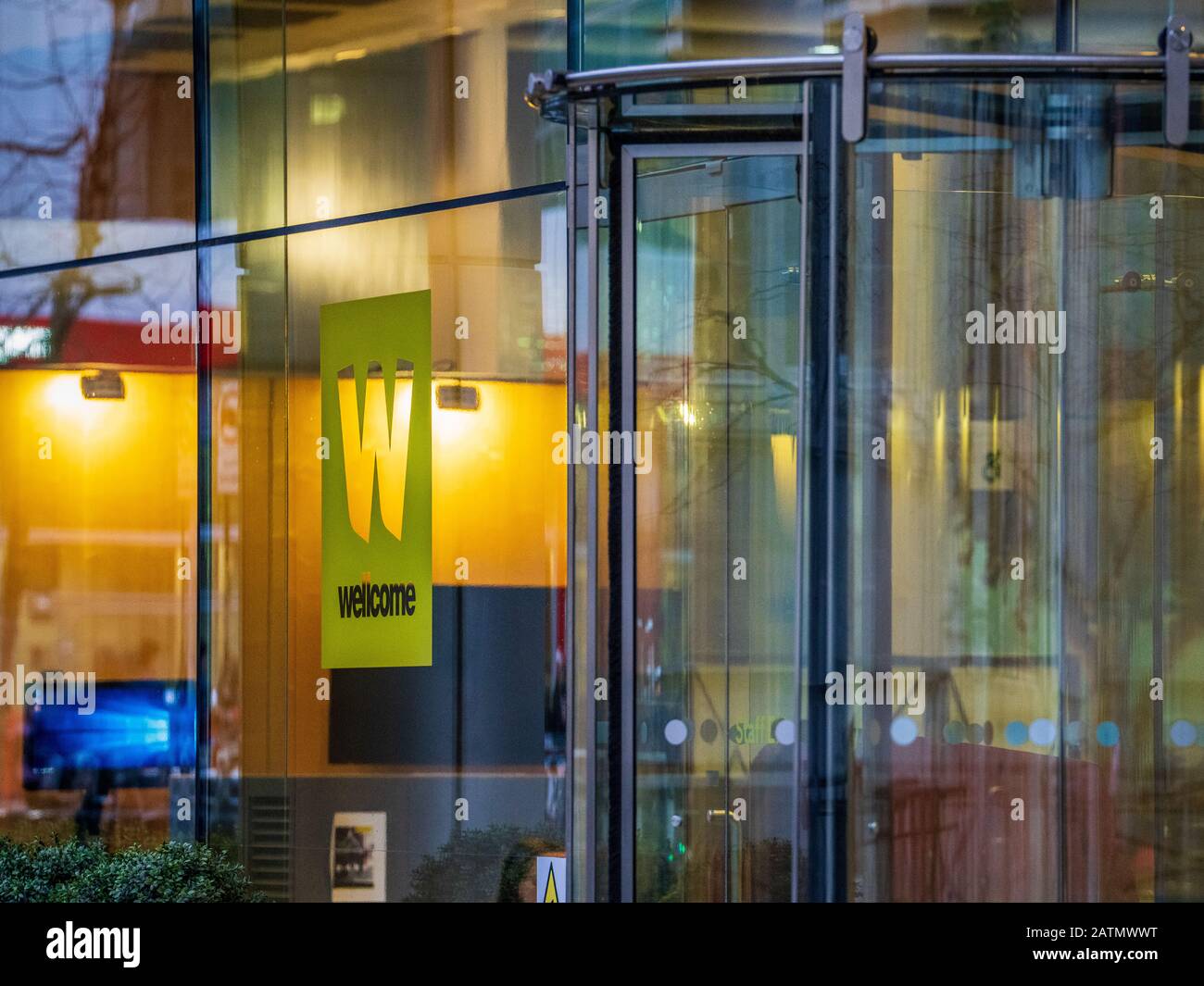 Wellcome Trust HQ - Headquarters of the Wellcome Trust in the Gibbs Building at 215 Euston Road London Stock Photo