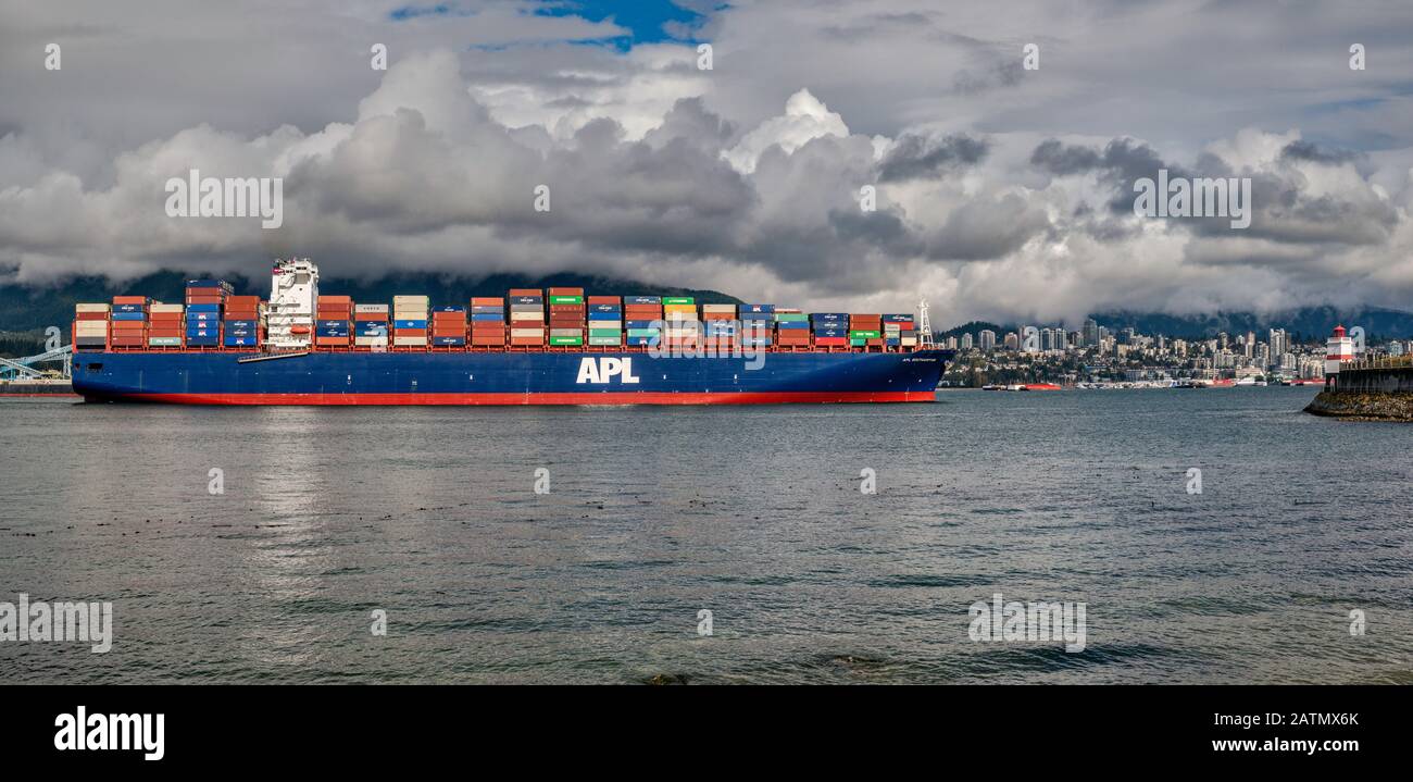 APL Southampton, container ship entering Vancouver Harbour, North Vancouver in distance, from Stanley Park in Vancouver, British Columbia, Canada Stock Photo
