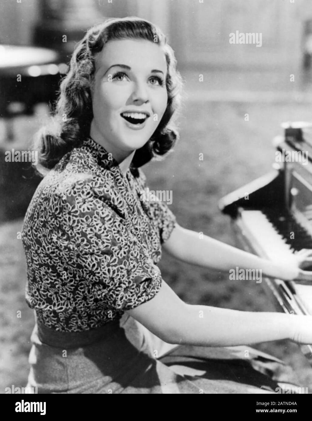DEANNA DURBIN (1921-2013) Canadian-born singer and film actress about 1945 Stock Photo