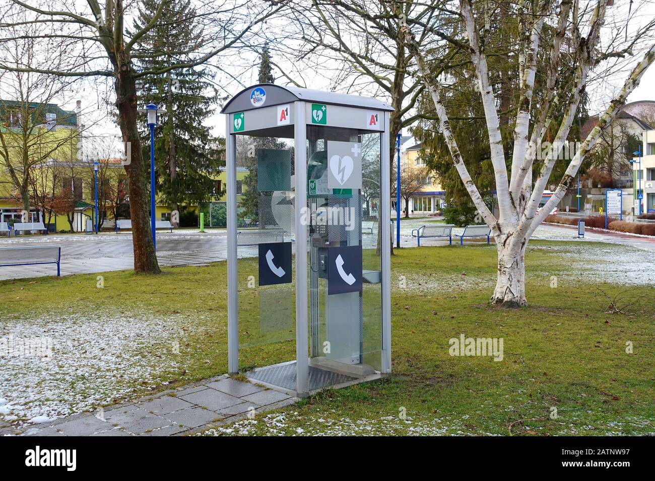 Defibrillator in a telephone box Stock Photo Alamy