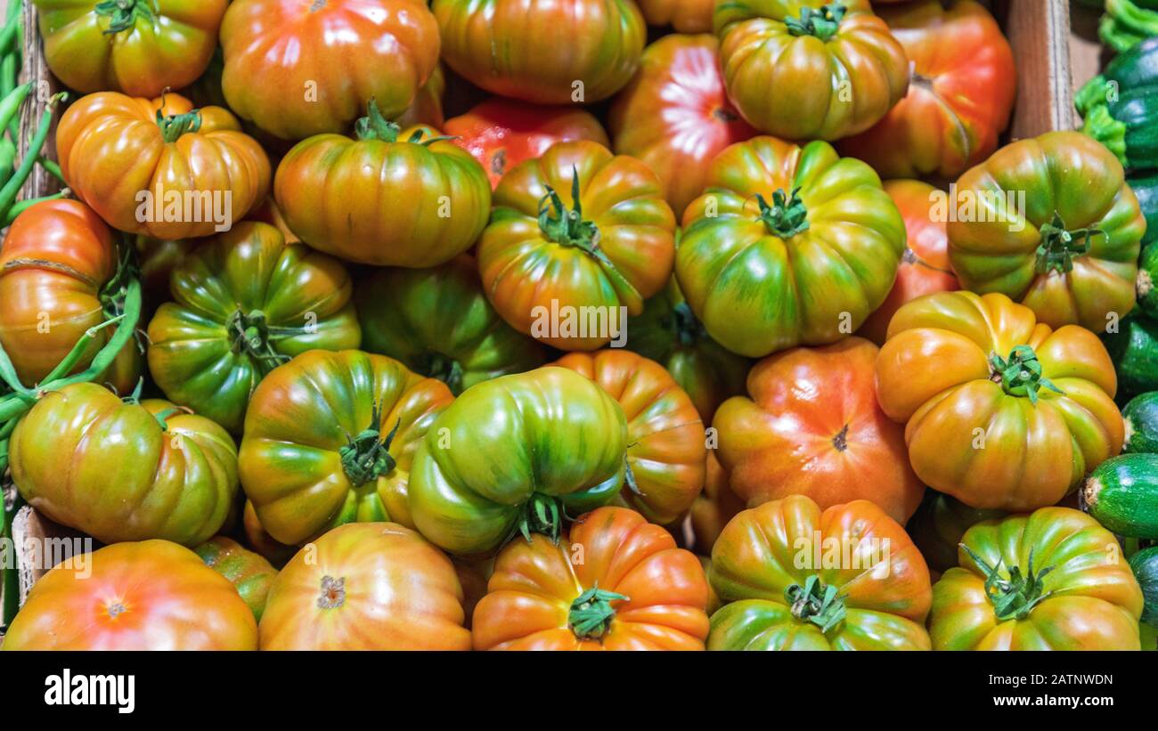Large bunch tomatoes hi-res stock photography and images - Alamy