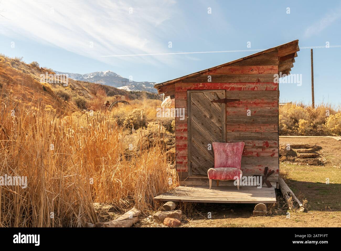 homestead in the high desert Stock Photo Alamy