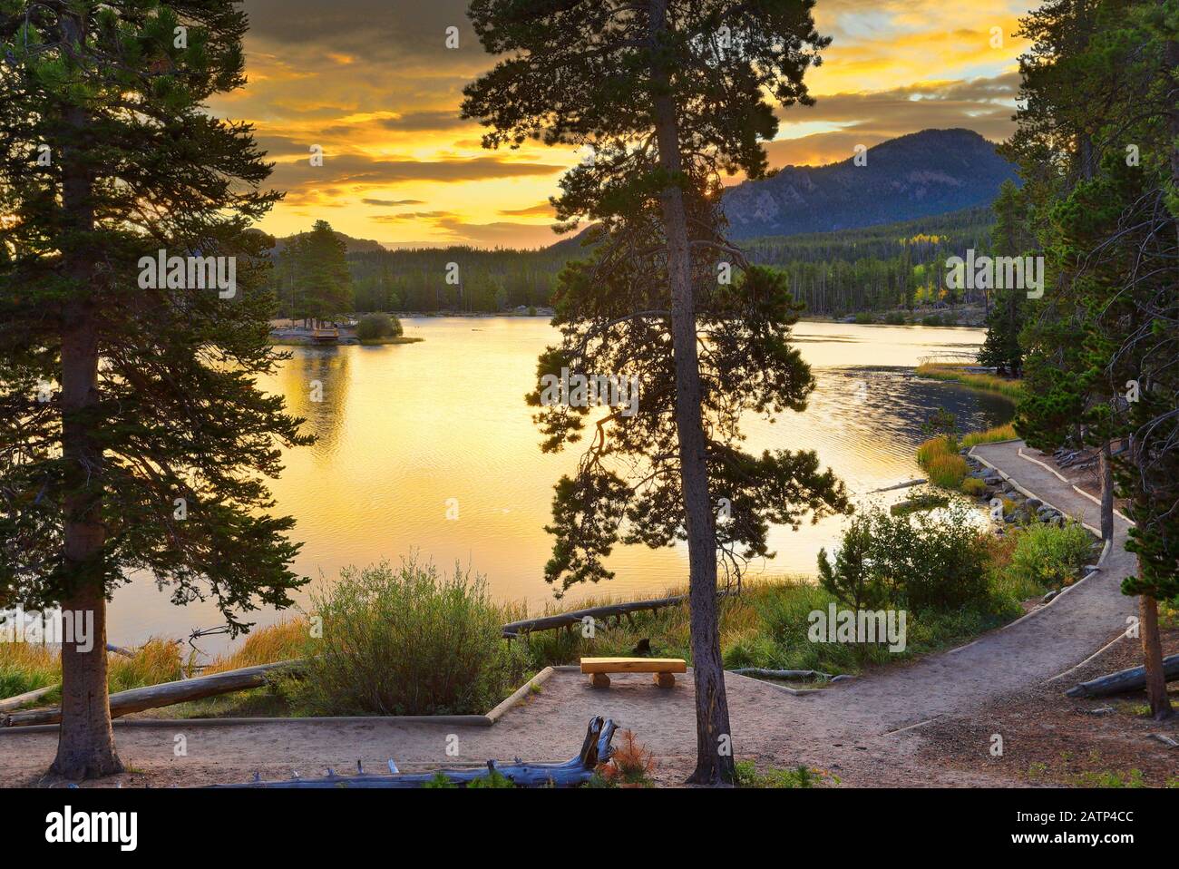 Trail, Sunrise, Sprague Lake, Sprague Lake Trail, Rocky Mountain National Park, Estes, Colorado, USA Stock Photo