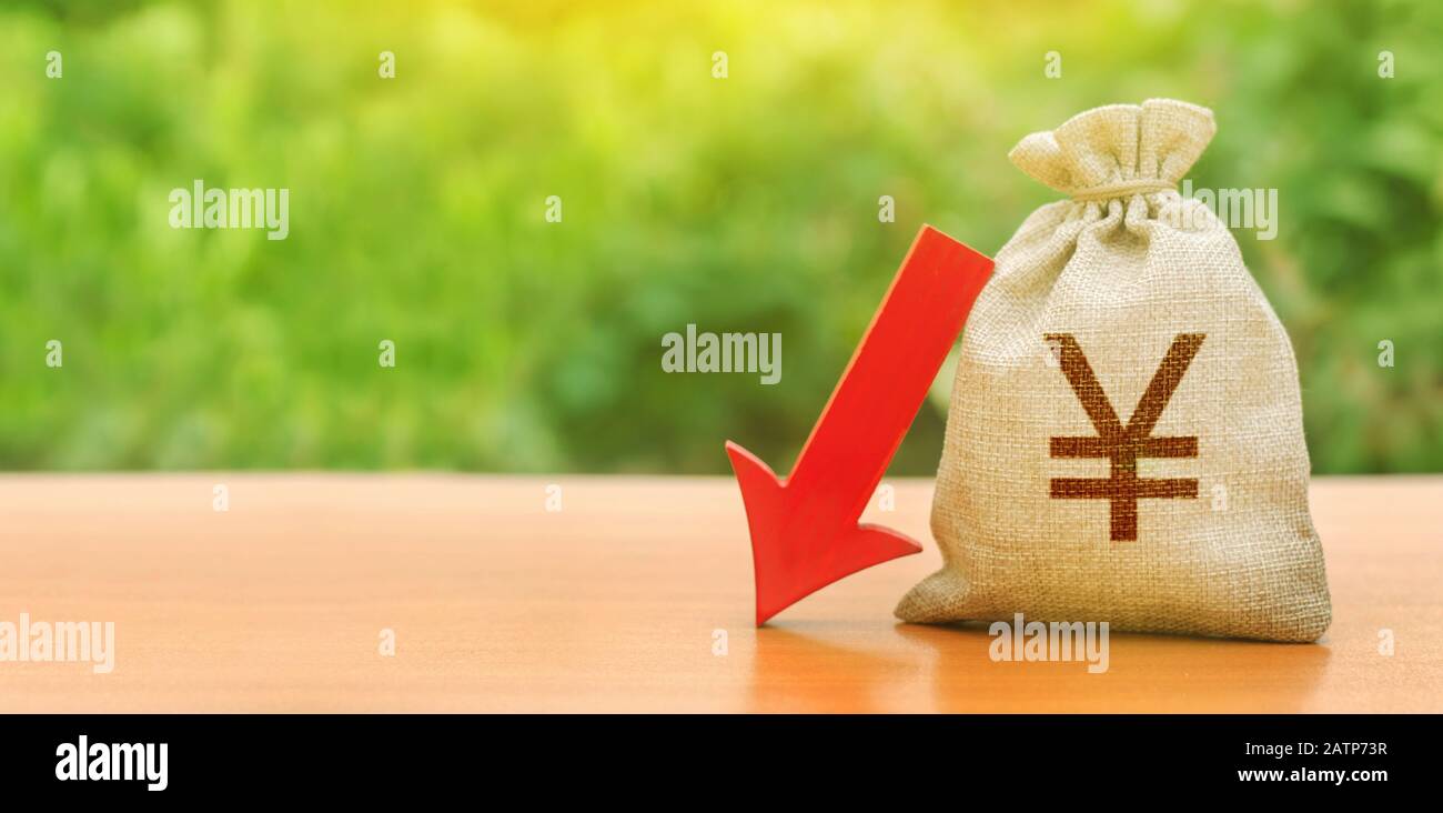 Yen yuan money bag and red arrow down. Economic decline difficulties. Depreciation of national currency, inflation, investment attractiveness. Deposit Stock Photo