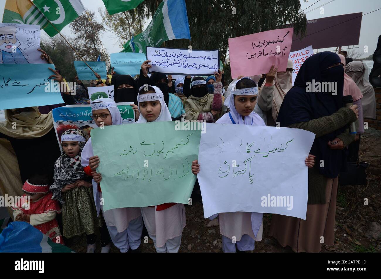 Pakistani women of Jamaat-e-Islami participating in a rally to show solidarity with Kashmiri people on the eve of Kashmir Day at Press Club, (Photo by Hussain Ali/Pacific Press) Stock Photo