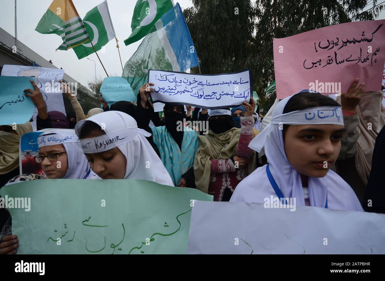 Pakistani women of Jamaat-e-Islami participating in a rally to show solidarity with Kashmiri people on the eve of Kashmir Day at Press Club, (Photo by Hussain Ali/Pacific Press) Stock Photo