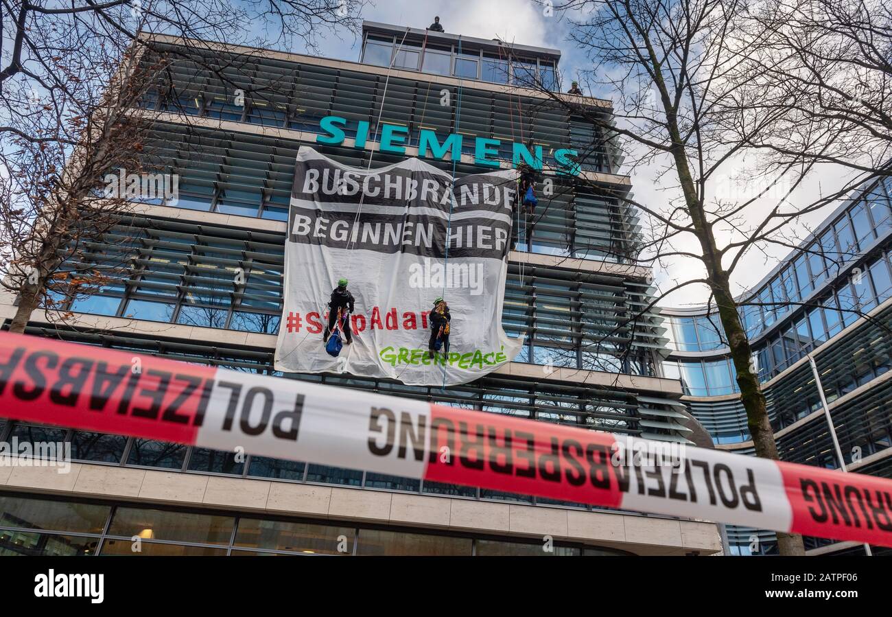 Munich Germany 04th Feb 2020 Rope Up Greenpeace Activists Hang