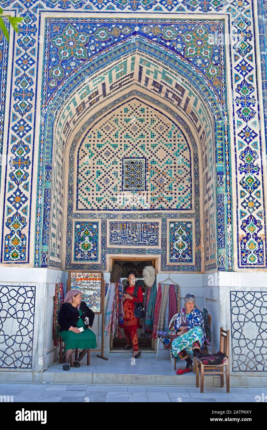 Souvenir stall in an ogival niche of Ulug'Bek-Medrese, Registan Square, Samarkand, Samarqand Province, Uzbekistan Stock Photo