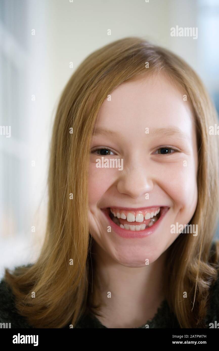 Portrait of a girl smiling Stock Photo - Alamy