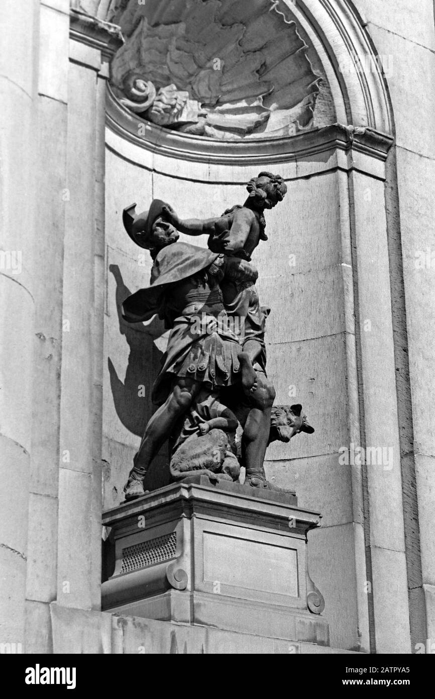 Statuen Allegorie am Stockholmer Schloß, Insel Stadsholmen, Stockholm, Schweden, 1969. Statues allegory at Stockholm Palace, Stadsholmen Island, Stockholm, Sweden, 1969. Stock Photo