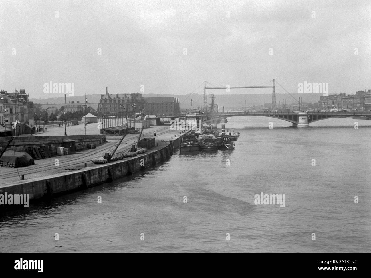 AJAXNETPHOTO.1905 (APPROX).ROUEN, FRANCE.  - A VIEW OF THE CITY'S QUAYS AND DOCKS LOOKING NORTH WEST ALONG THE RIVER SEINE WITH THE ROUEN TRANSPORTER BRIDGE CROSSING THE RIVER SEINE DISTANT. QUAI JEAN MOULIN AND CAVELIER DE LA SALLE.  PHOTO:AJAX VINTAGE PICTURE LIBRARY REF:ROUEN 1905 4 12 Stock Photo