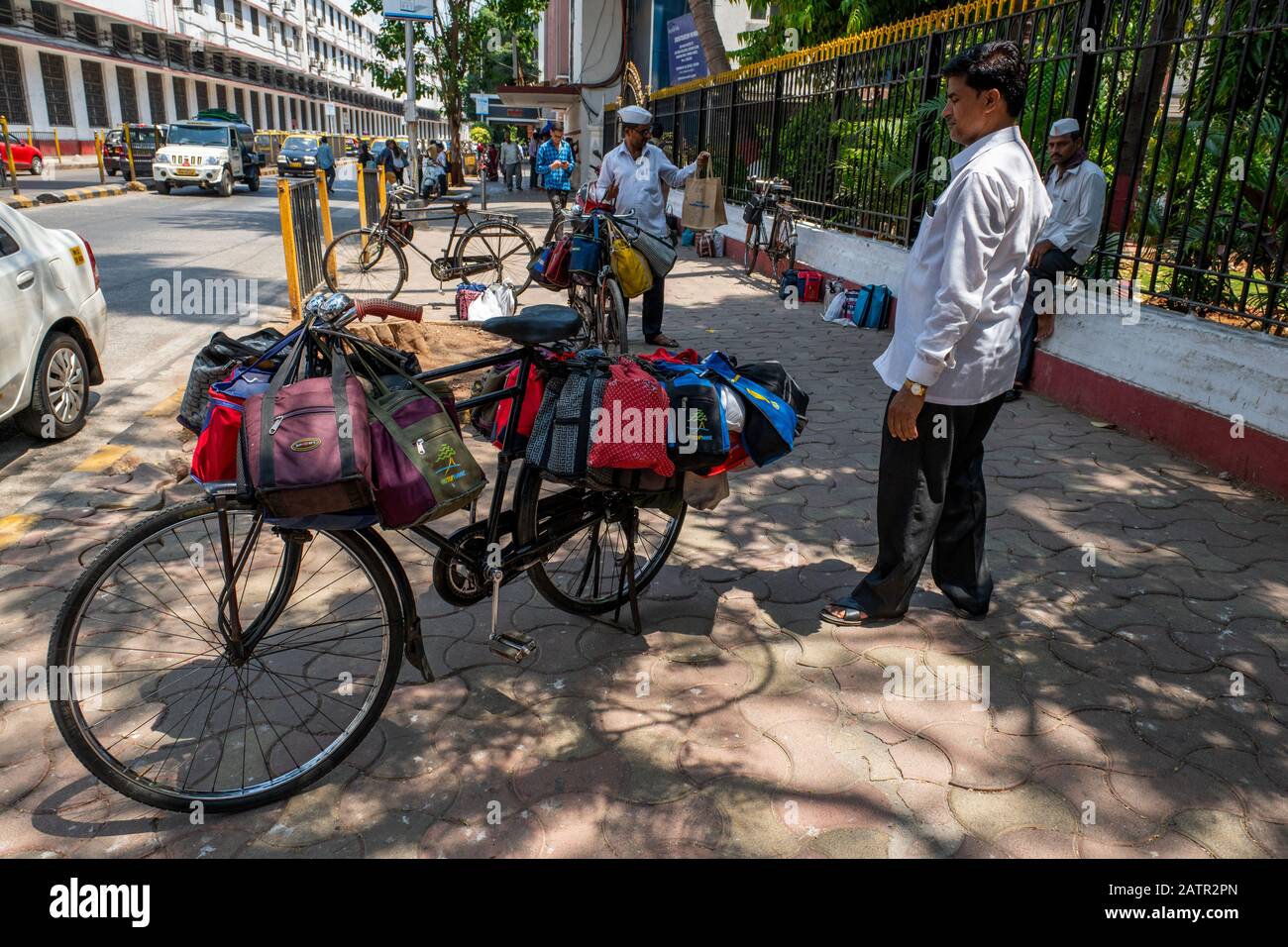 India, state of Maharashtra, capital city of Mumbai aka Bombay. Dabbawalas (aka dabbawallas or dabbawallahs, tiffin wallahs) deliver lunches. Stock Photo
