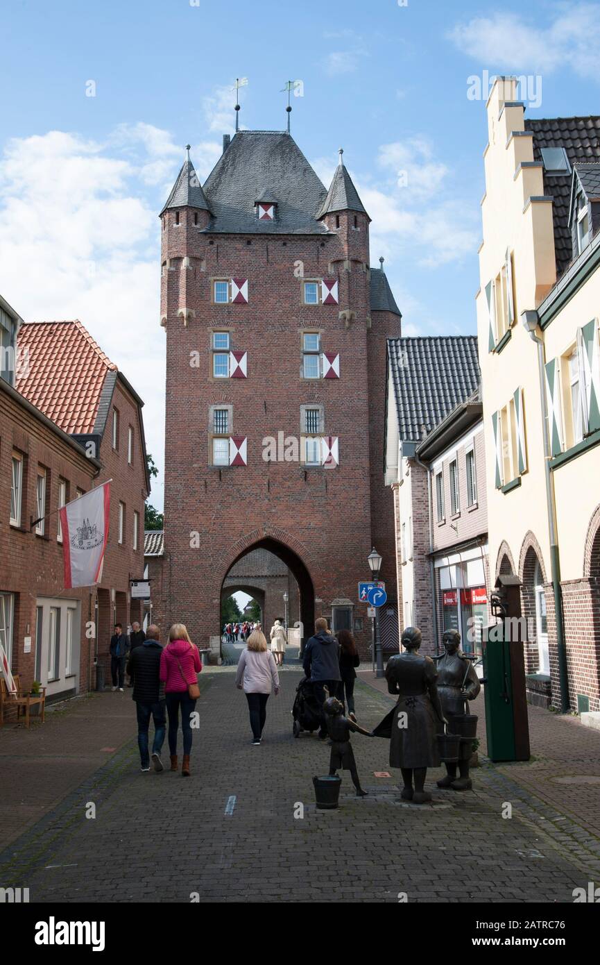 Das Klever Tor in Xanten am Niederrhein Blick von der Stadtseite aus Stock Photo
