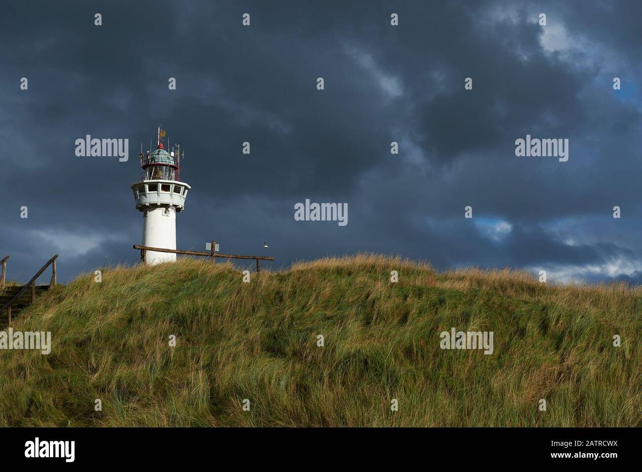 Leuchtturm in Egmondaan Zee vor dramatisch bewoelktem Himmel Stock Photo