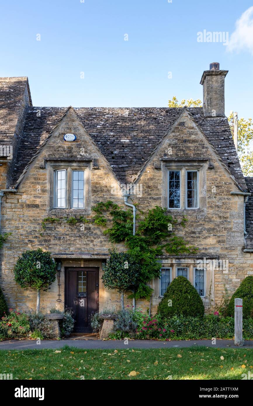 Cottage homes in Lower Slaughter, the Cotswolds, Gloucestershire, England, UK Stock Photo
