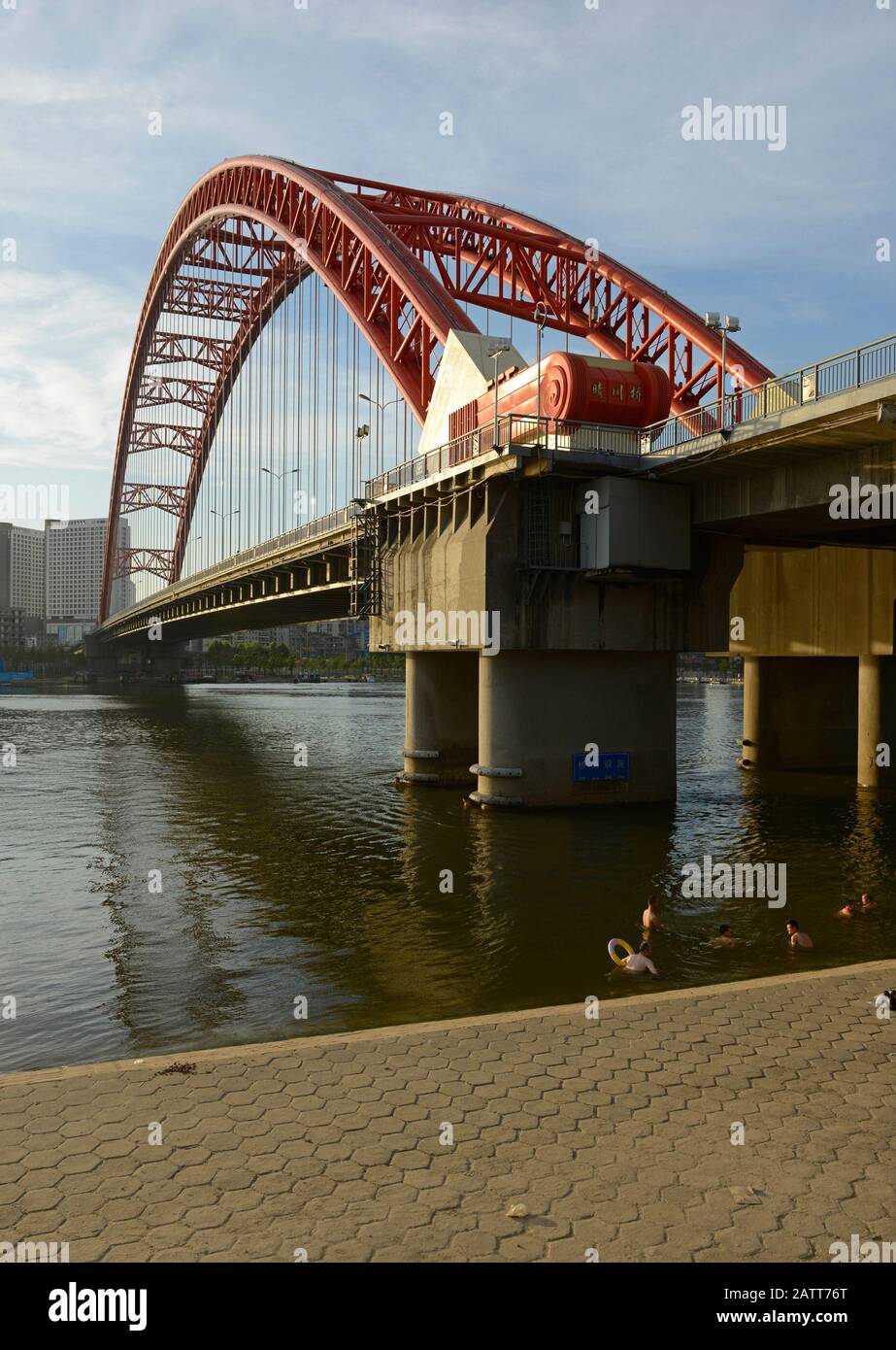 Swimmers exercise below the Jingchuan Bridge over the Han river, Wuhan, China Stock Photo