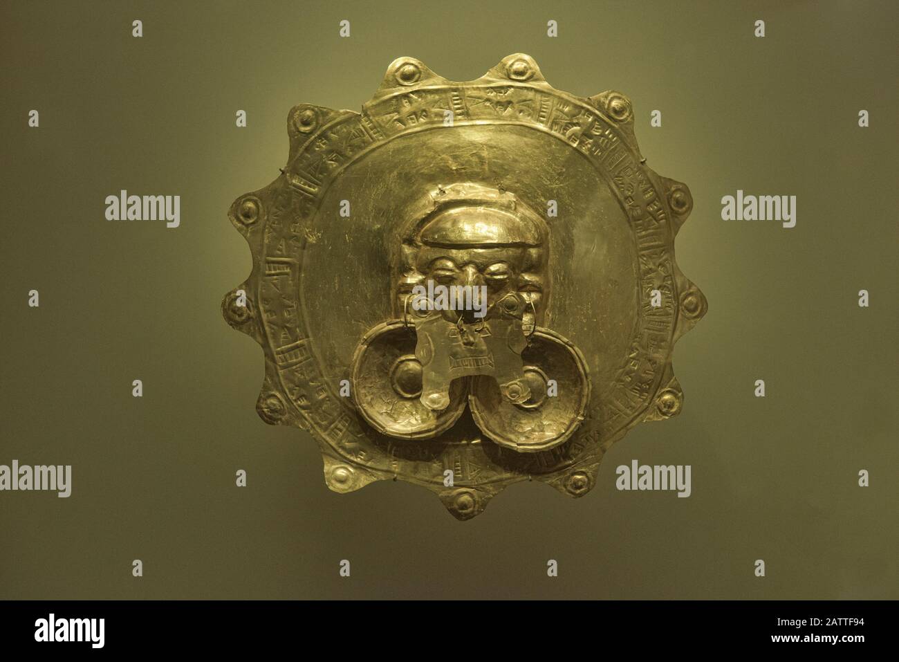 Gold Yotoco face plate, Museo del Oro, Bogotá, Colombia Stock Photo