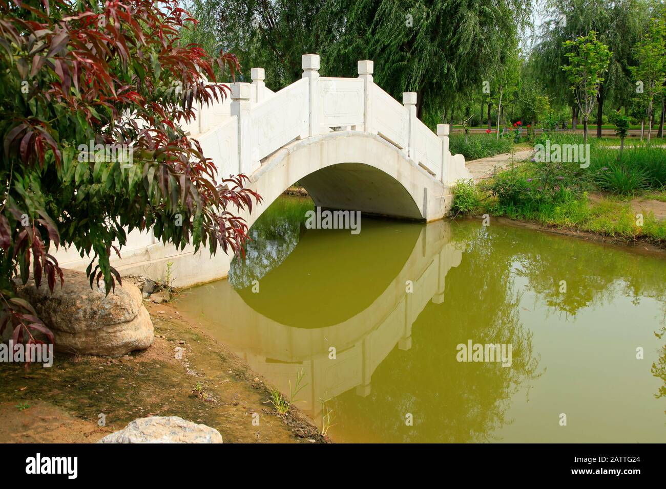 The stone bridge in the park Stock Photo - Alamy