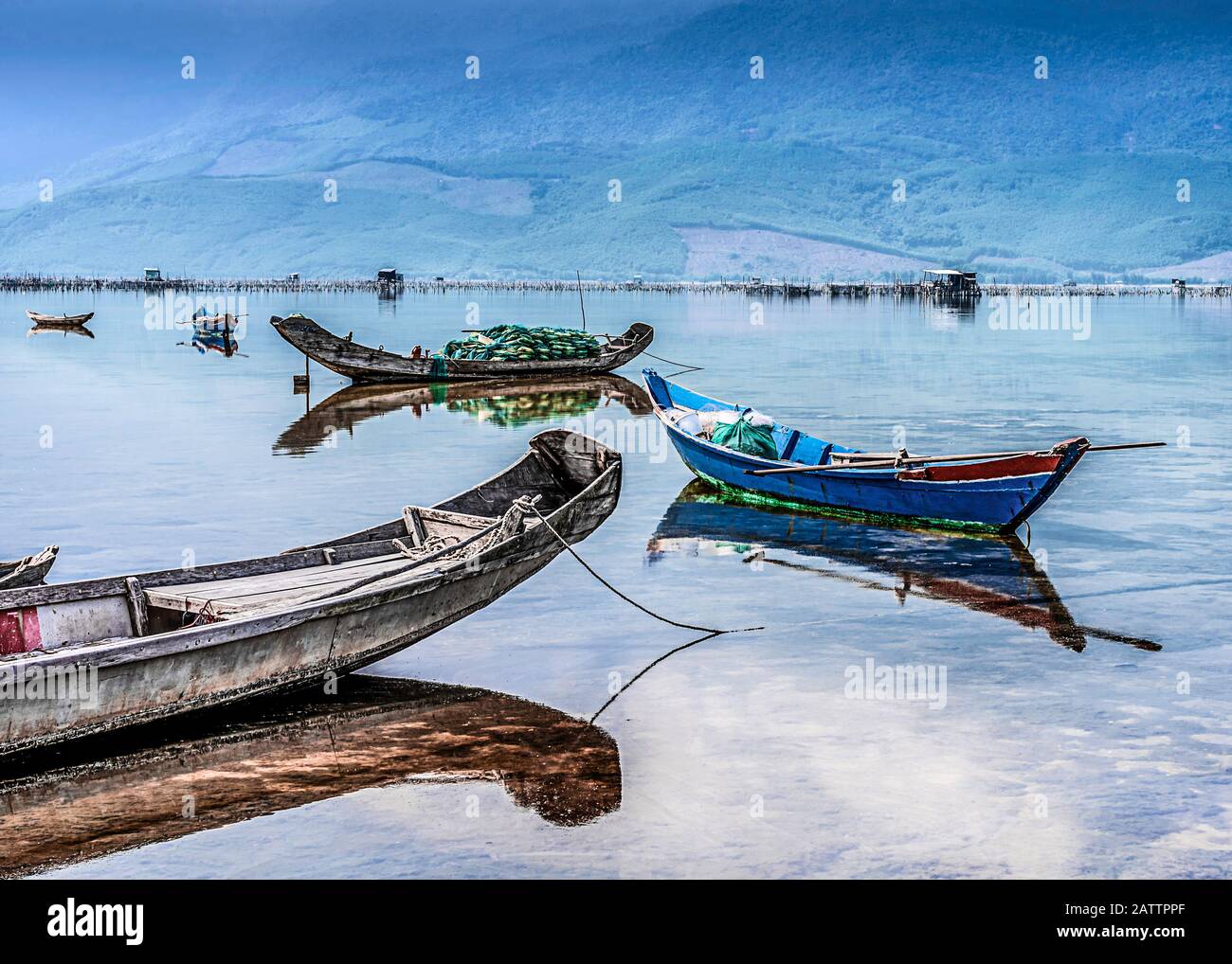 Green mountains sea bay boats hi-res stock photography and images - Alamy
