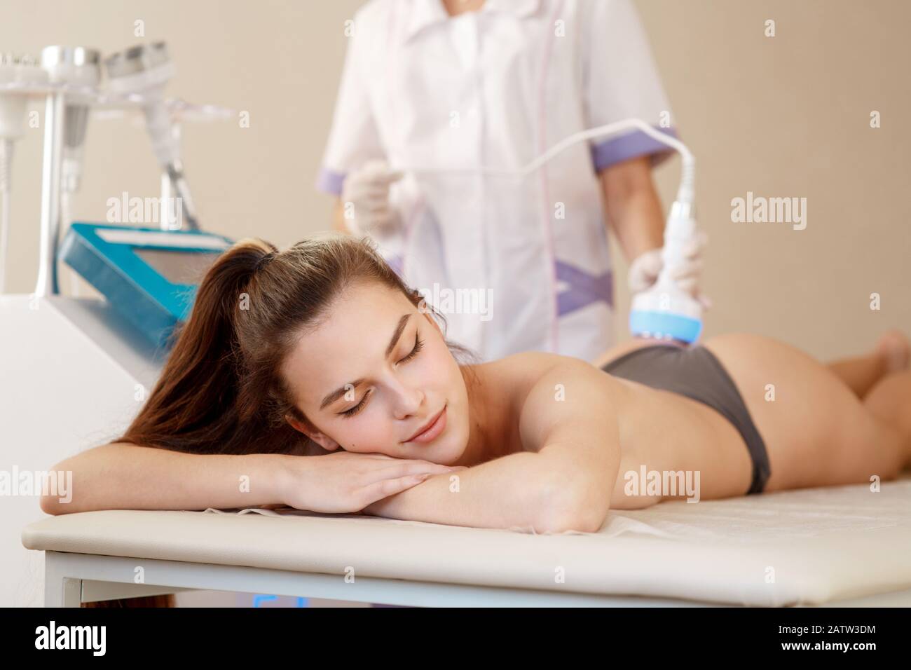 Hardware cosmetology. Body care. Spa treatment. Ultrasound cavitation body contouring treatment. Woman getting anti-cellulite and anti-fat therapy in beauty salon Stock Photo