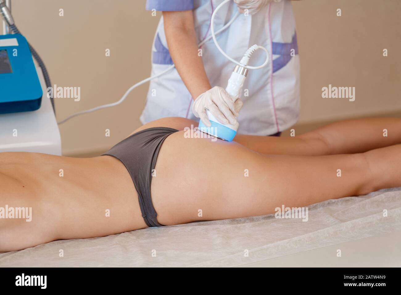 Hardware cosmetology. Body care. Spa treatment. Ultrasound cavitation body contouring treatment. Woman getting anti-cellulite and anti-fat therapy in beauty salon Stock Photo
