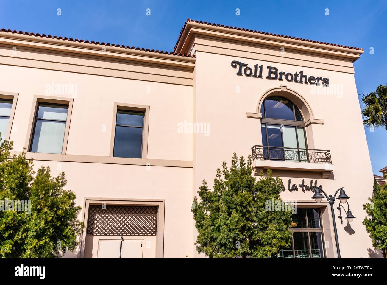 Feb 4, 2020 Santa Clara / CA / USA - Toll Brothers sale offices in Silicon Valley; Toll Brothers is a home construction company that specializes in bu Stock Photo