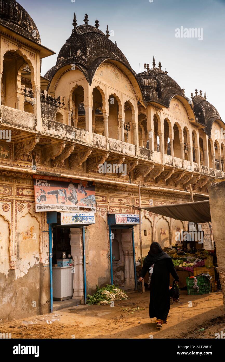 India, Rajasthan, Shekhawati, Ramgarh, shops outside Ramgopal Podarji Ki Chatri Stock Photo