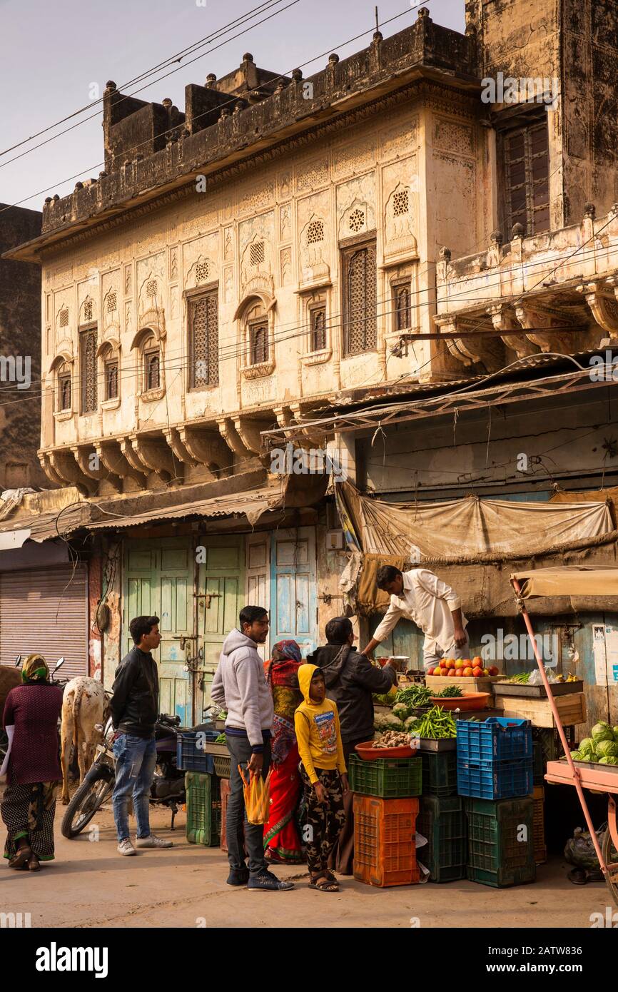 India, Rajasthan, Shekhawati, Ramgarh, main street, food stall outside old havelis Stock Photo