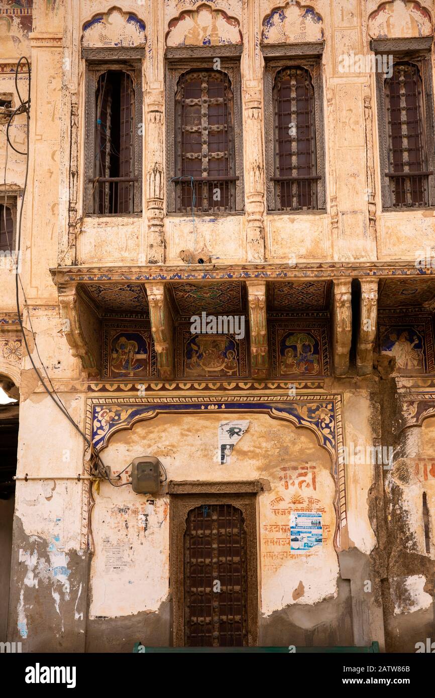 India, Rajasthan, Shekhawati, Ramgarh, Seth Bejnath Ruita Haveli, door and jettied upper floor in poor condition Stock Photo