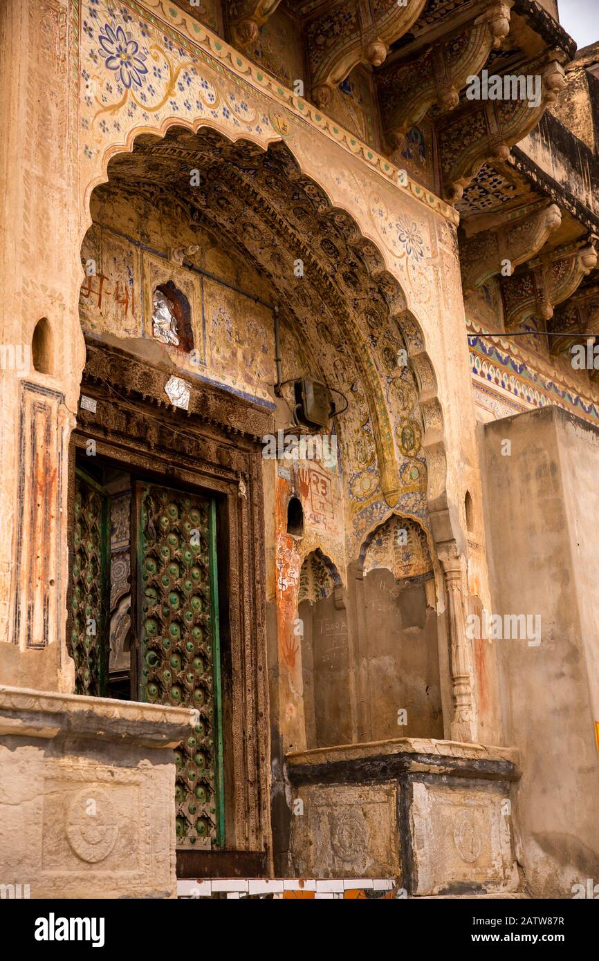 India, Rajasthan, Shekhawati, Ramgarh, ornately decorated haveli doorway Stock Photo
