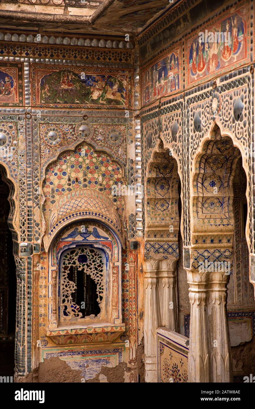 India, Rajasthan, Shekhawati, Ramgarh, Kehemka Shani Mandir temple, Shree Shani Mandir Dak Mori, (1840) courtyard, archways decorated with painting an Stock Photo