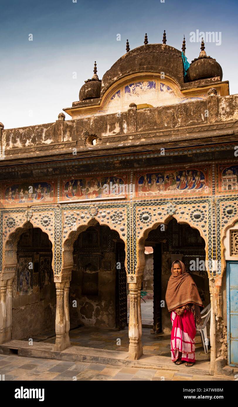 India, Rajasthan, Shekhawati, Ramgarh, Kehemka Shani Mandir temple, Shree Shani Mandir Dak Mori, courtyard, woman below decorated archways Stock Photo