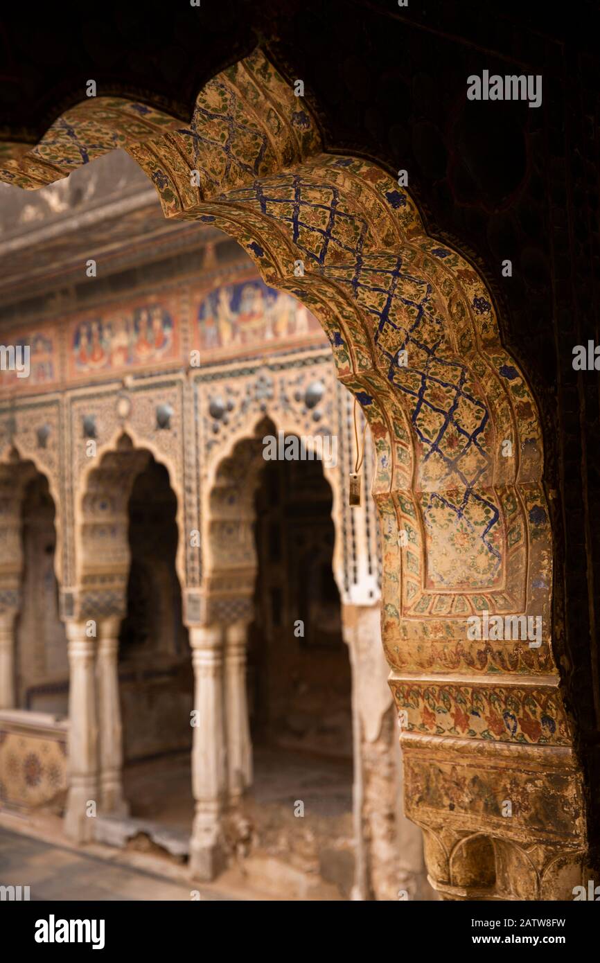 India, Rajasthan, Shekhawati, Ramgarh, Kehemka Shani Mandir temple, Shree Shani Mandir Dak Mori, courtyard, archway decoration detail Stock Photo