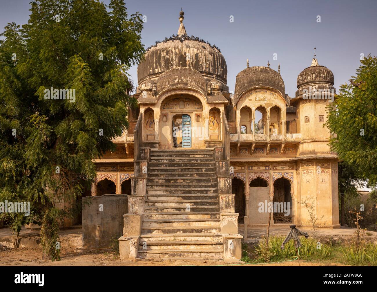 India, Rajasthan, Shekhawati, Rambagh, Dharamsala guest house for pilgrims attached to old temple Stock Photo