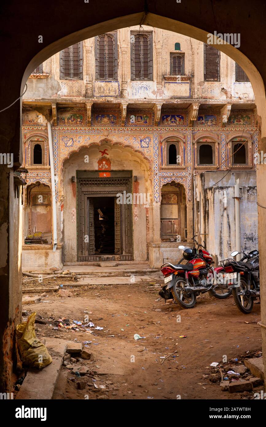 India, Rajasthan, Shekhawati, Dundlod, delapidated old Haveli courtyard Stock Photo