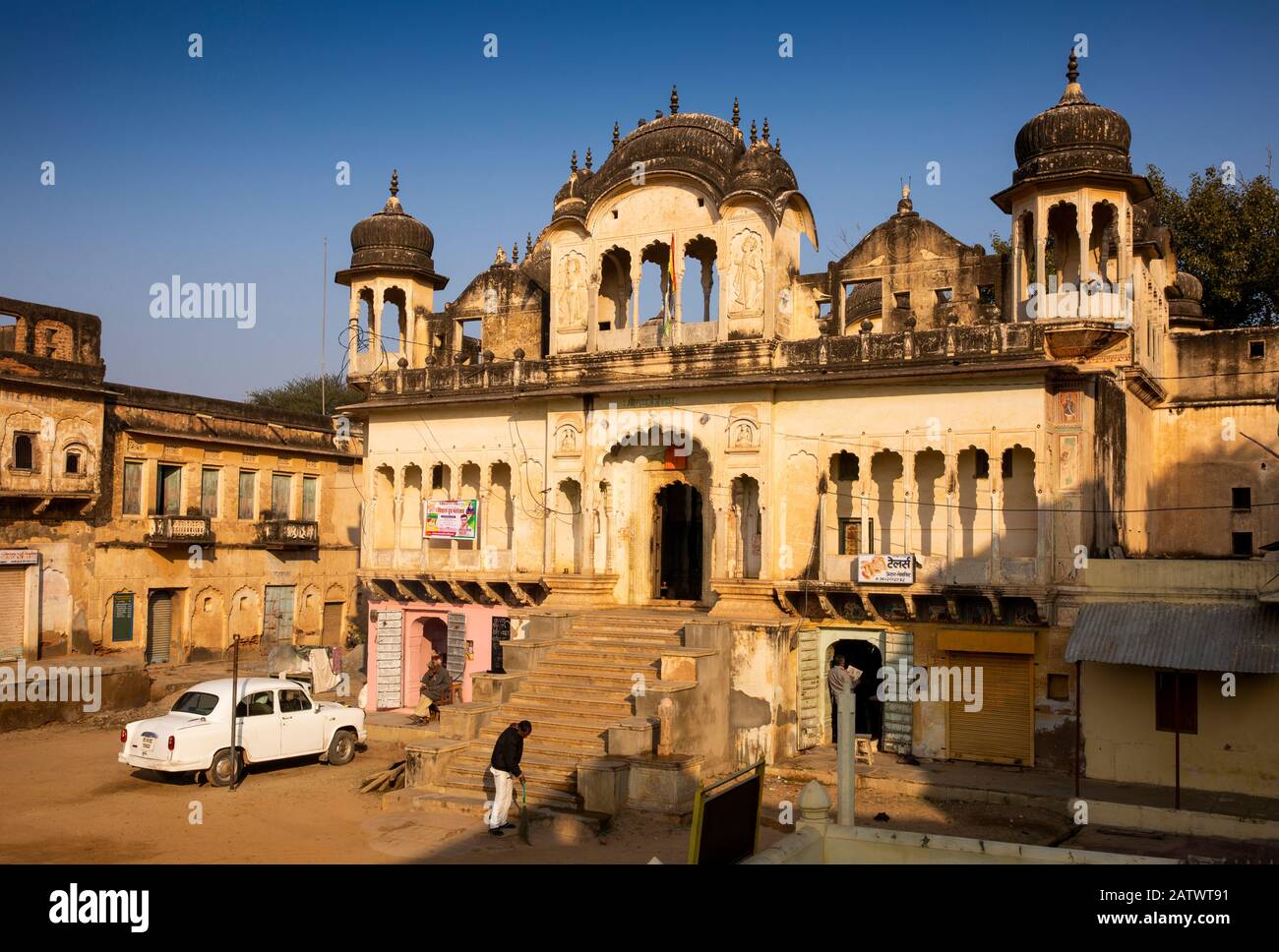 India, Rajasthan, Shekhawati, Dundlod, Hindustan Ambassador car parked outside old Haveli Stock Photo