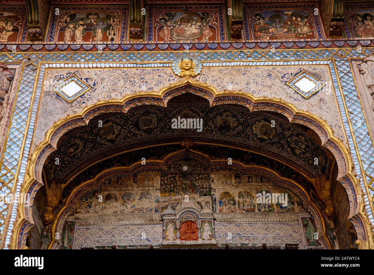 India, Rajasthan, Shekhawati, Dundlod, Tunanram Goenka (seth rus Das) Haveli, restored home of wealthy merchant, decorated door archway Stock Photo