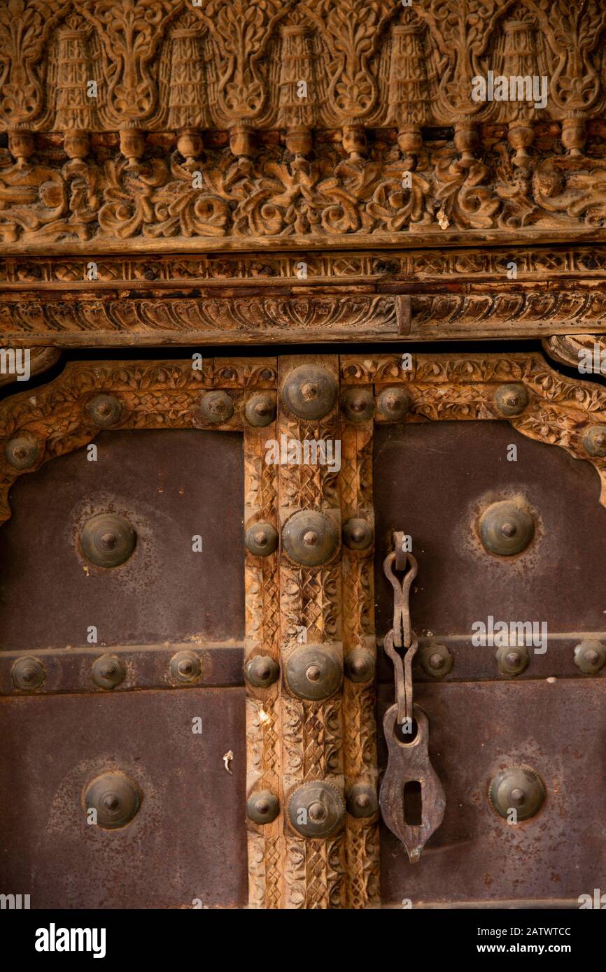 India, Rajasthan, Shekhawati, Dundlod, Tunanram Goenka (seth rus Das) Haveli, restored home of wealthy merchant, old wooden door detail Stock Photo