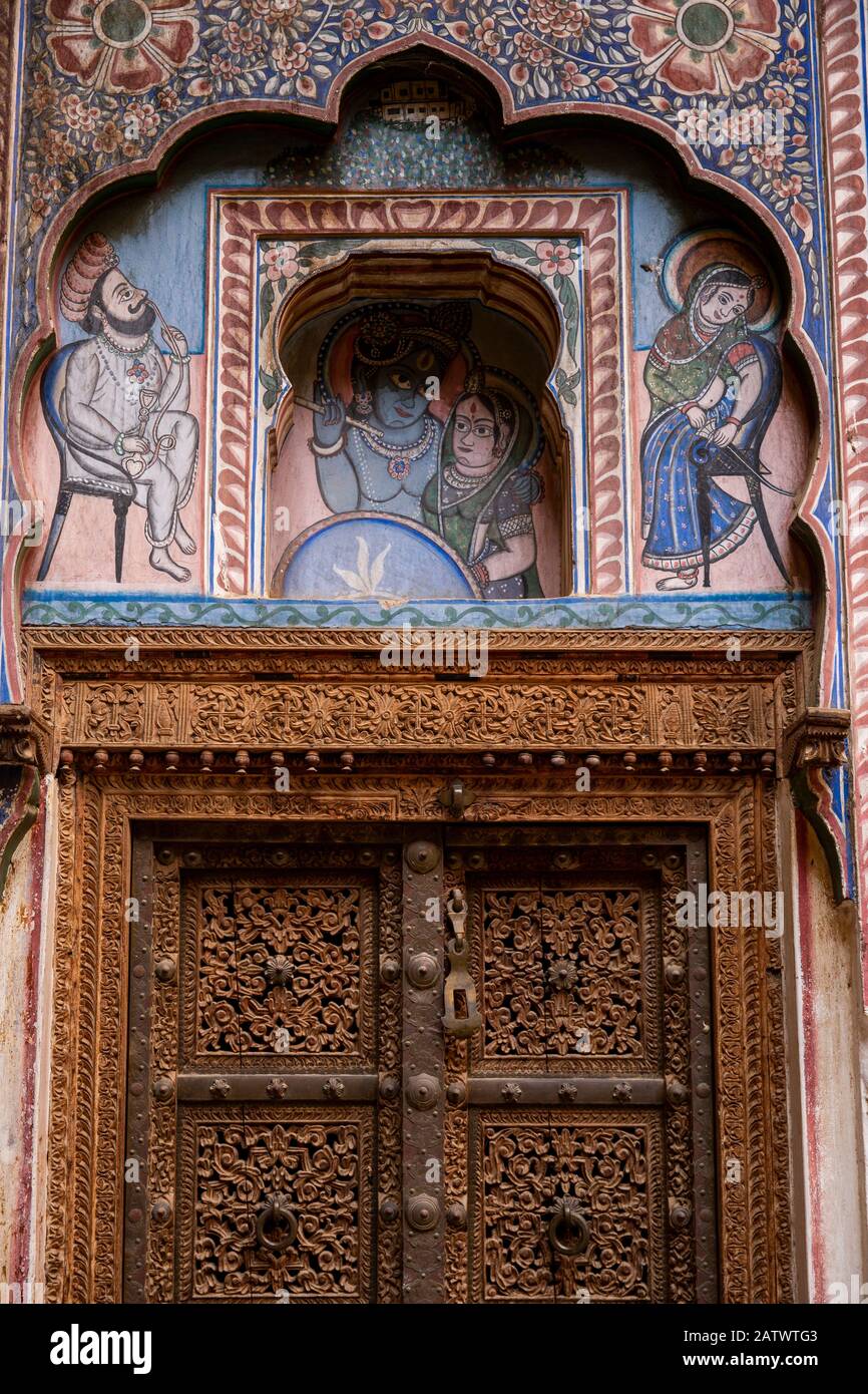 India, Rajasthan, Shekhawati, Dundlod, Tunanram Goenka (seth rus Das) Haveli, restored home of wealthy merchant, courtyard, painted decoration above o Stock Photo